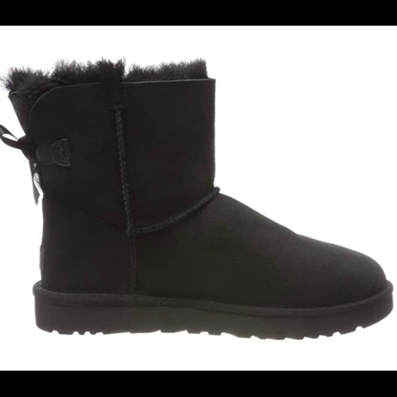 UGG Women's Mini Bailey Bow Il Boot - almost new - worn less than 5 time’s - Picture 1 of 4